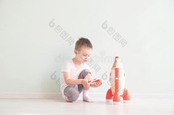 积极的小的男孩演奏指已提到的人火箭玩具,小孩展映火箭