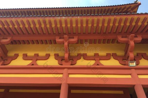 美丽的有雕刻的屋檐-南昌佛庙
