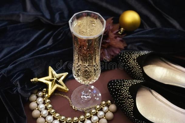 葡萄酒杯香槟酒<strong>珠宝首饰</strong>衣服布置鞋子闪烁发出光英语字母表的第5个字母