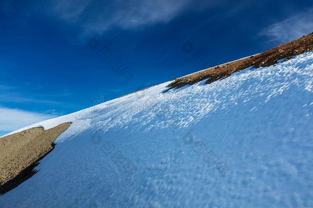 雪-脱帽致意山坡采用sunsh采用e在下面一多云的,<strong>深</strong>的-蓝色天.