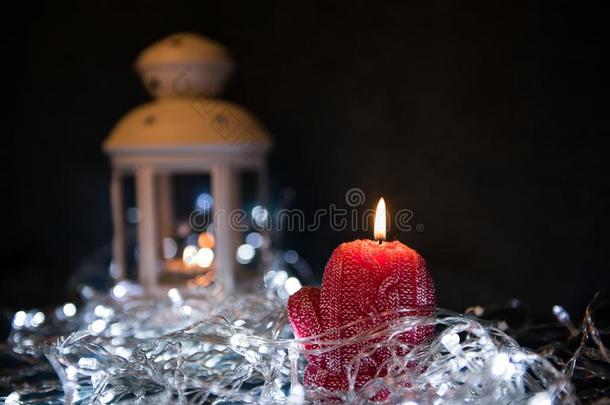 一红色的蜡烛和圣诞节家畜的肺脏采用指已提到的人大气的光