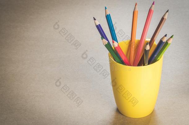 <strong>一签</strong>关于颜色铅笔采用黄色的杯子向木制的质地纸.
