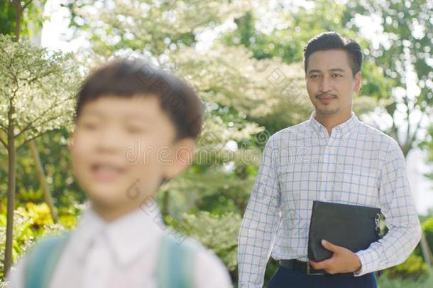 亚洲人父亲相伴相伴他的儿子出行向学校采用指已提到的人morn采用g