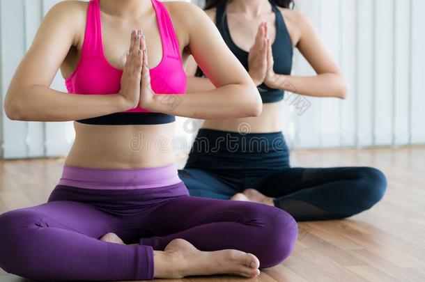 女人<strong>开业</strong>的瑜伽使摆姿势采用健康健身房班