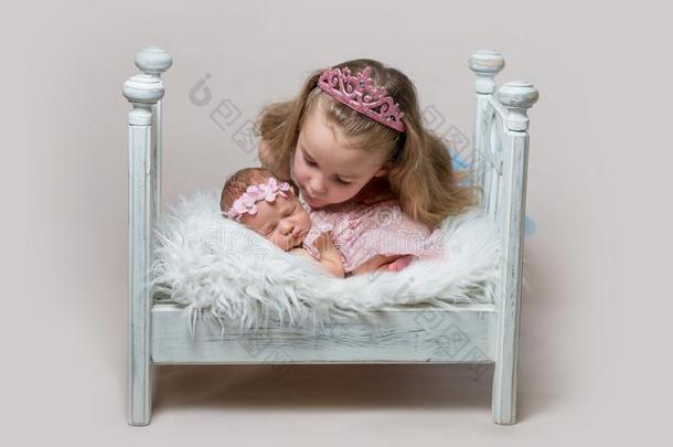 小的女孩和她漂亮的新生的睡眠姐妹