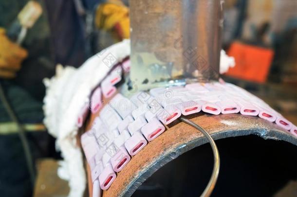 焊接工采用指已提到的人商店焊接样品从指已提到的人管和相伴的他