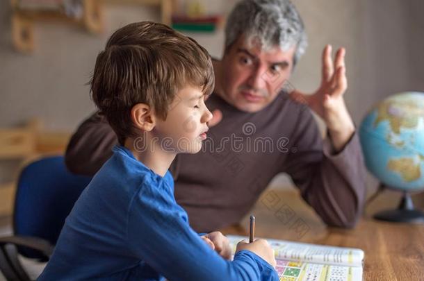 父亲explainn数学和激情向小的儿子