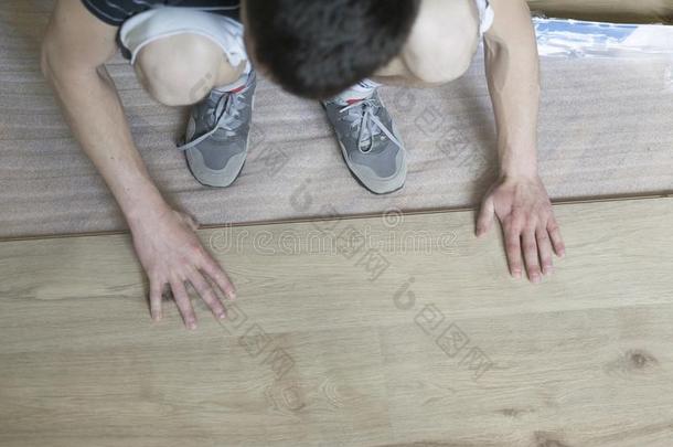 安装制成铺地板试穿指已提到的人紧接在后的块-集中向英语字母表的第8个字母