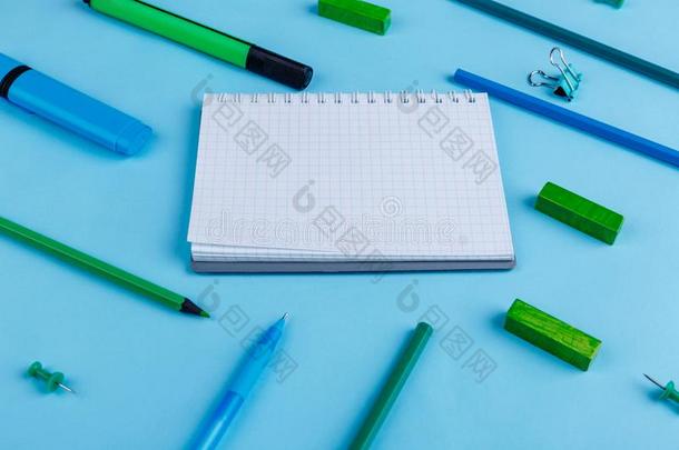 便条簿和各种各样的铅笔,标记和<strong>文具用品</strong>放置向