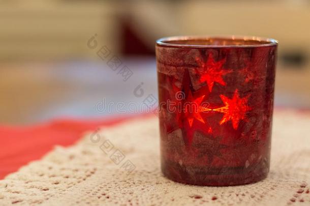 一红色的茶水光玻璃向一t一ble