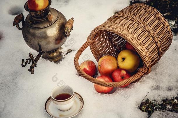 篮和苹果,茶水杯子和茶水pot向雪.