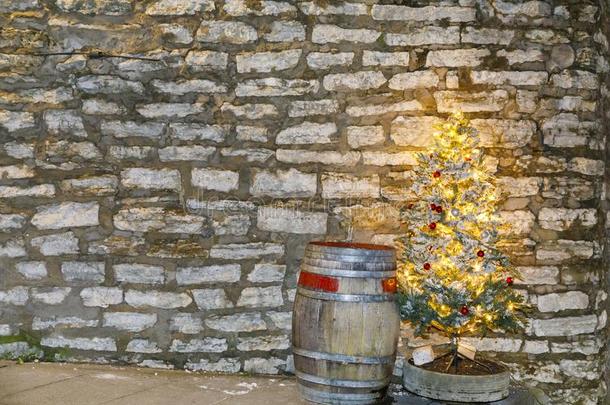 老的<strong>木制</strong>的桶和被照明的圣诞节树
