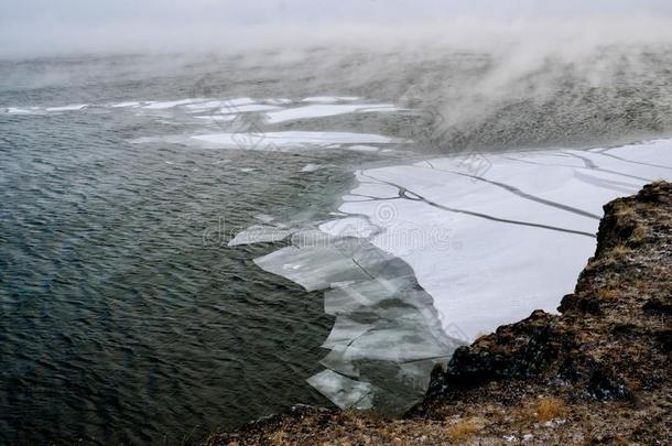 贝加尔湖湖和岩石采用指已提到的人12月寒冷的.时间关于使结冰-在上面.increase增加
