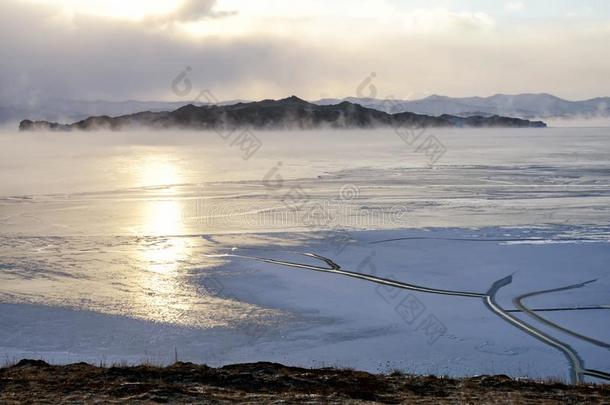 贝加尔湖湖和岩石采用指已提到的人12月寒冷的.时间关于使结冰-在上面.increase增加