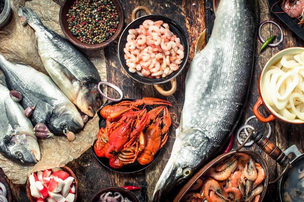不同的海产食品和虾和红色的鱼子酱.
