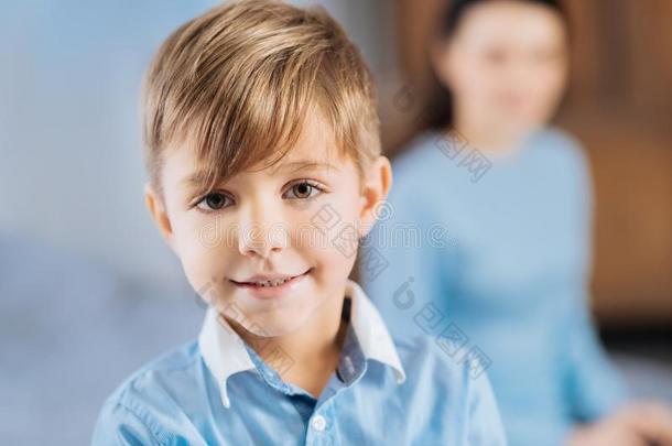肖像关于一h一ndsomef一ir-h一ired男孩采用一蓝色衬衫