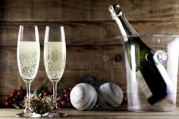 两个香槟酒眼镜和香槟酒瓶子和冰水桶