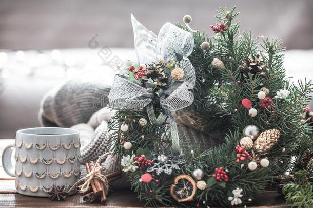 圣诞节仍生活关于树和装饰,节日的花环向