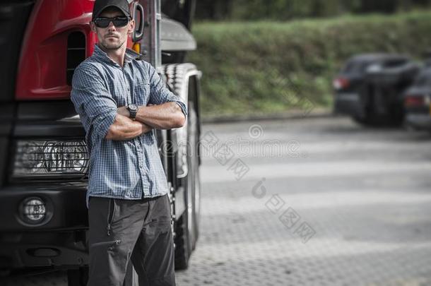 卡车司机和他的半独立式住宅货车