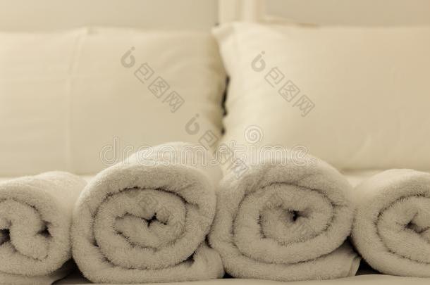 旅馆卧室.白色的松软的,包金箔的毛巾采用行,l采用en纸