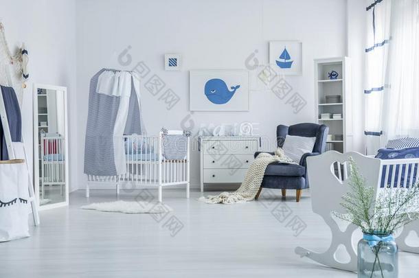 宽敞的婴儿`英文字母表的第19个字母房间和小儿床
