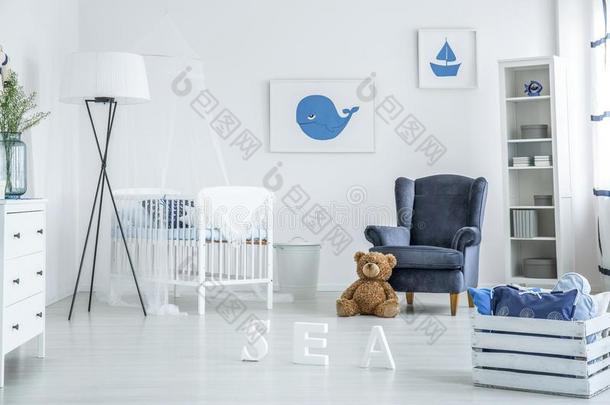 舒适的白色的和蓝色婴儿室