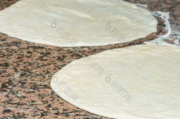 新鲜的生的面团为意大利薄饼向在上撒面粉表.食物,意大利人美食