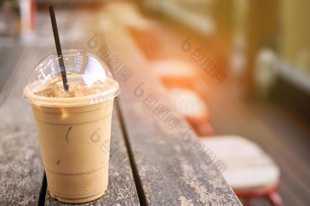 冰咖啡豆拿铁咖啡采用外卖餐馆杯子向木材表.外卖餐馆冰1940年前拉脱维亚的货币单位