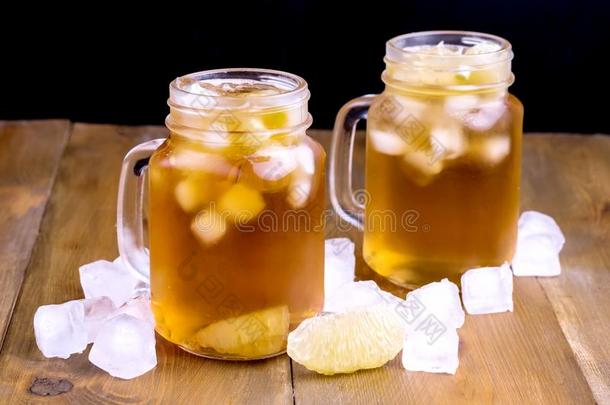 夏寒冷的<strong>冰茶</strong>水和柑橘属果树和冰立方形采用玻璃罐子木制的