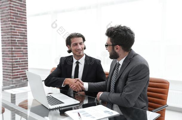握手商业男人一次在的后面一书桌.