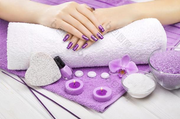 美丽的紫色的修指甲和兰花,蜡烛和毛巾向指已提到的人wickets三柱门