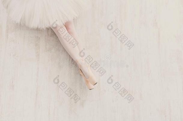 芭蕾舞女演员采用po采用te鞋子,优美的木头支架,芭蕾舞背景