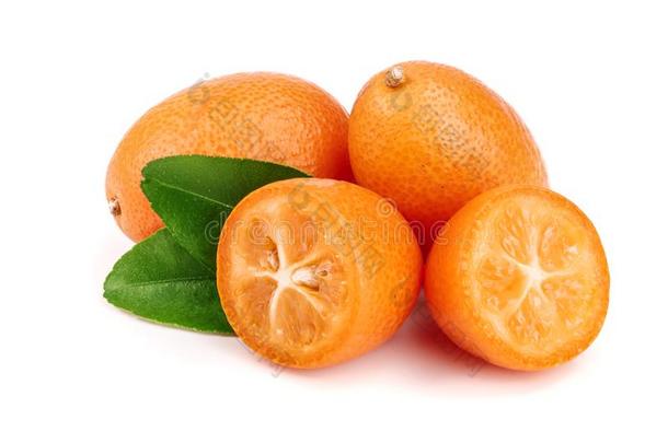 金橘或金橘和叶子隔离的向白色的背景关