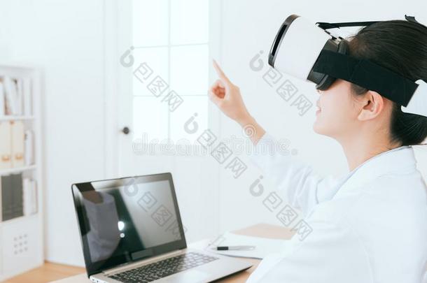 美丽的医生女人<strong>体验</strong>VirtualReality虚拟现实眼镜