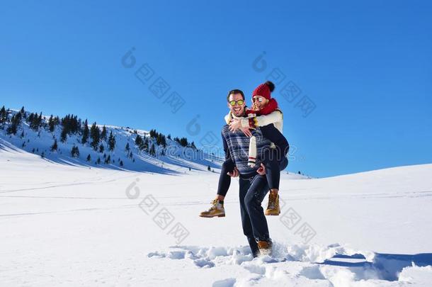 年幼的对所有乐趣向雪.幸福的男人在指已提到的人山吉文