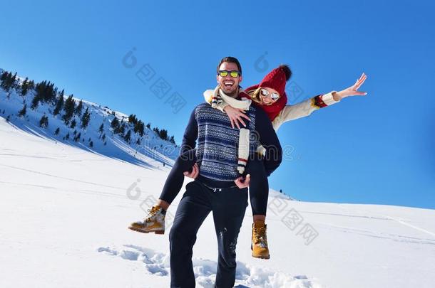 年幼的对所有乐趣向雪.幸福的男人在指已提到的人山吉文