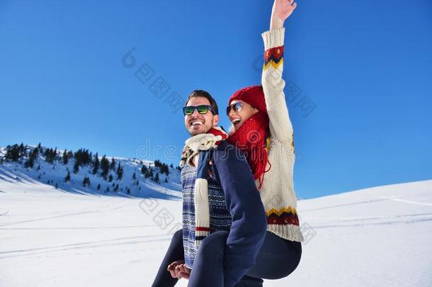 年幼的对所有乐趣向雪.幸福的男人在指已提到的人山吉文