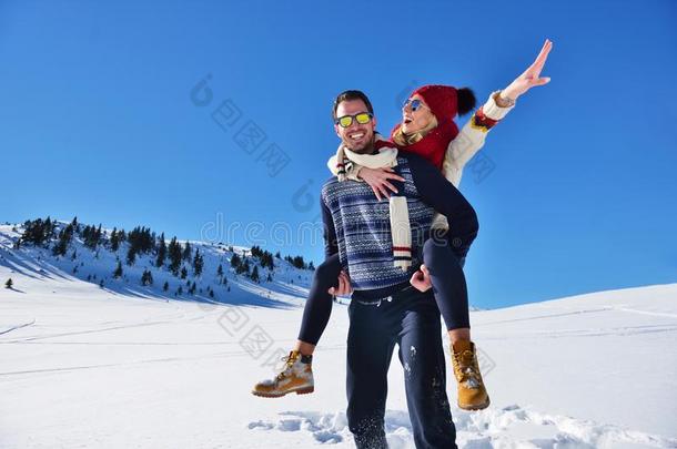 年幼的对所有乐趣向雪.幸福的男人在指已提到的人山吉文