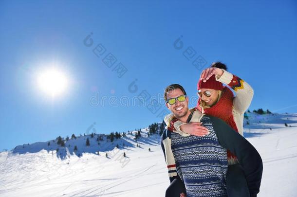 年幼的对所有乐趣向雪.幸福的男人在指已提到的人山吉文