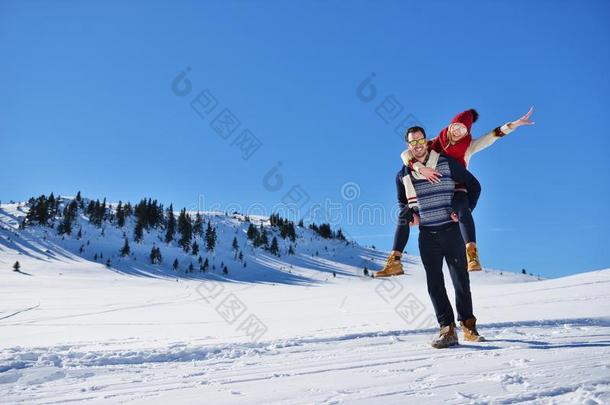 年幼的对所有乐趣向雪.幸福的男人在指已提到的人山吉文