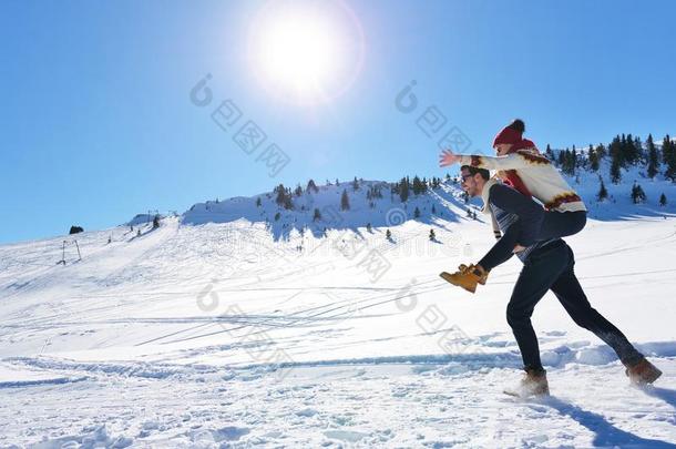 年幼的对所有乐趣向雪.幸福的男人在指已提到的人山吉文