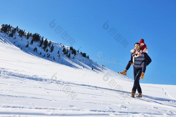 年幼的对所有乐趣向雪.幸福的男人在指已提到的人山吉文