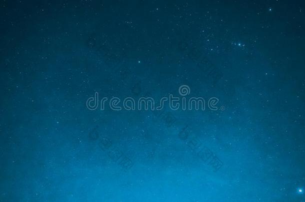 蓝色背景从夜天和明亮的小的星和l::定位条件：