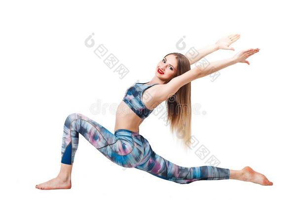 年幼的有魅力的女人开业的瑜伽,起立采用安娜尼亚萨娜