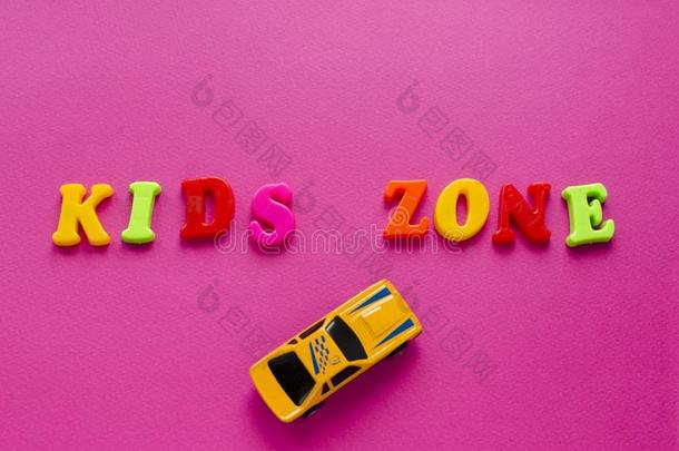 <strong>字</strong>`小孩地带`和玩具cablerelaystati向s电缆继电器站向粉红色的背景