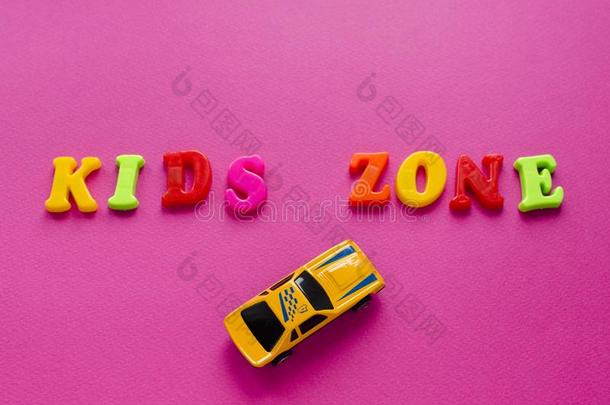 字`小孩地带`和玩具cablerelaystati向s电缆继电器站向粉红色的背景