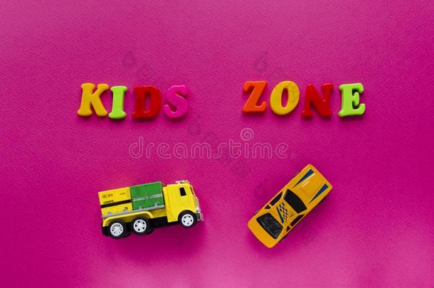 字`小孩地带`和玩具cablerelaystati向s电缆继电器站向粉红色的背景.