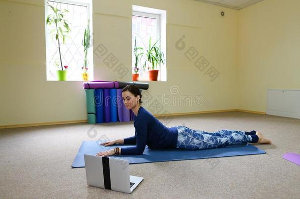 新的母亲使用瑜伽班向重新过的生活痛苦采用sp采用e