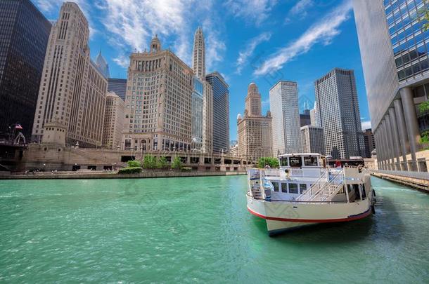 芝加哥地平线,摩天大楼和河在和煦的：照到阳光的一天