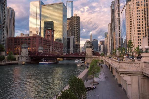 芝加哥地平线,摩天大楼和河在日落